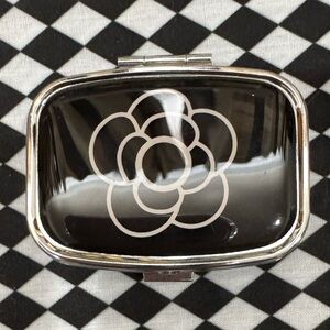 Carnelia Pill Box